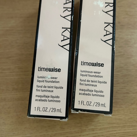 Mary Kay Luminous-Wear Liquid Foundation - Ivory - Picture 2 of 3